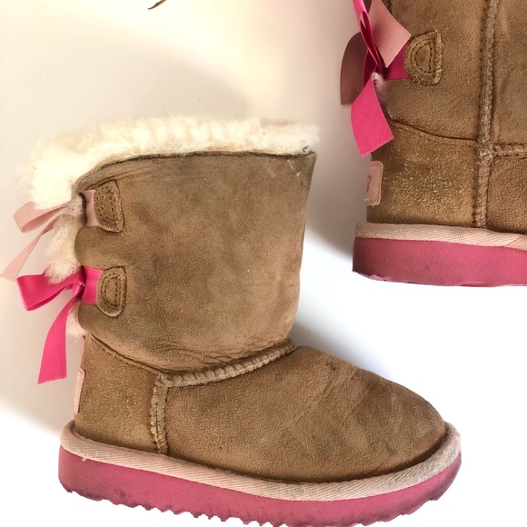 Little girl UGG boots with pink accent bows - Picture 7 of 9